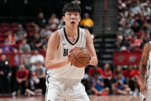影响力！杨瀚森罚篮时 现场的中国球迷大喊“杨瀚森MVP”