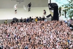 詹姆斯中国行成都站完整原声录像:全场高呼LBJ 詹姆斯冒雨互动